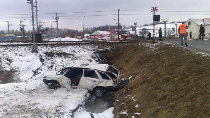 Vlak smetl auto na přejezdu. Posádka ale vyvázla