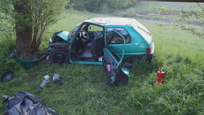 ZÁHADA: Auto našli 100 metrů od silnice na louce. Řidič byl mrtvý