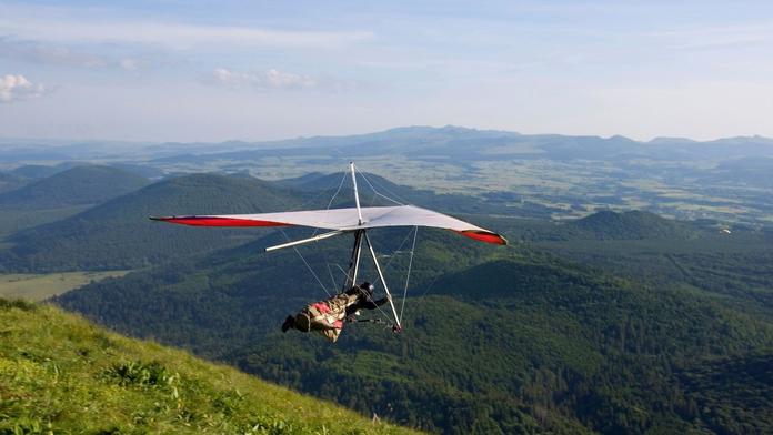 Pilot rogala se zapomněl připoutat a zemřel. Pasažér jako zázrakem přežil