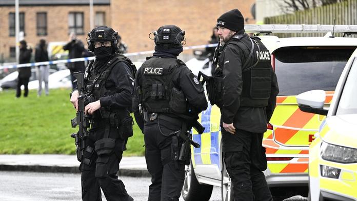 Útok nožem v Edinburghu: Dva lidé jsou zranění, po útočníkovi pátrá policie