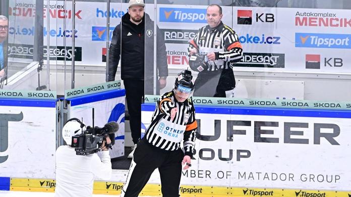 Rozhodčí v Mladé Boleslavi chybovali, zní od šéfa sudích. Letos dopískali