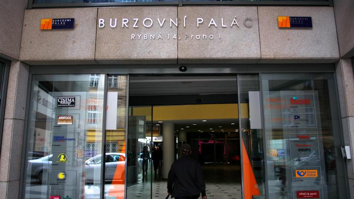 Burzovní makléři museli na ulici. V budově unikal plyn!