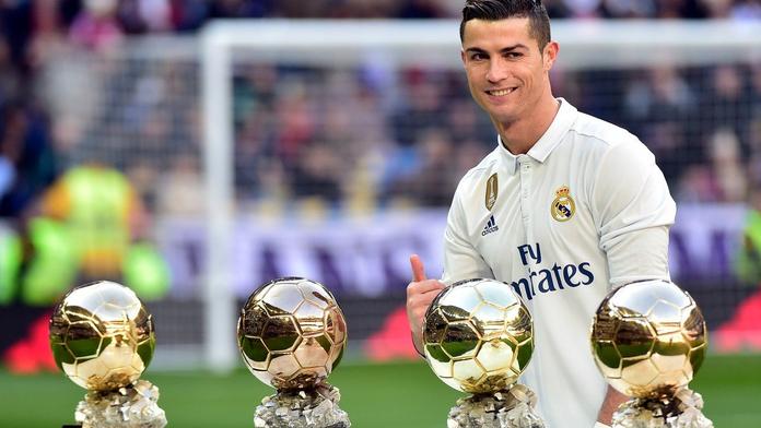 Ronaldo přišel o jeden ze Zlatých míčů! Vydražil ho na charitu