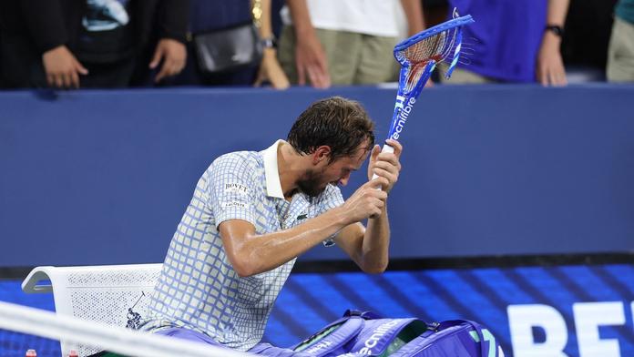 Šílené scény na US Open. Fotograf vběhl při mečbolu na kurt, Medveděv zuřil