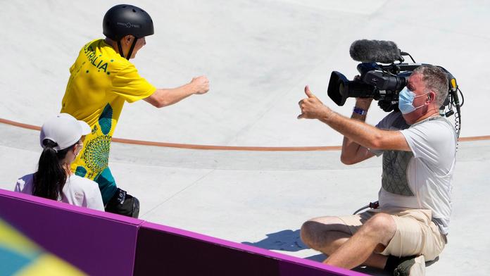 Skateboardista zakončil jízdu srážkou s kameramanem. Co na to rozhodčí?