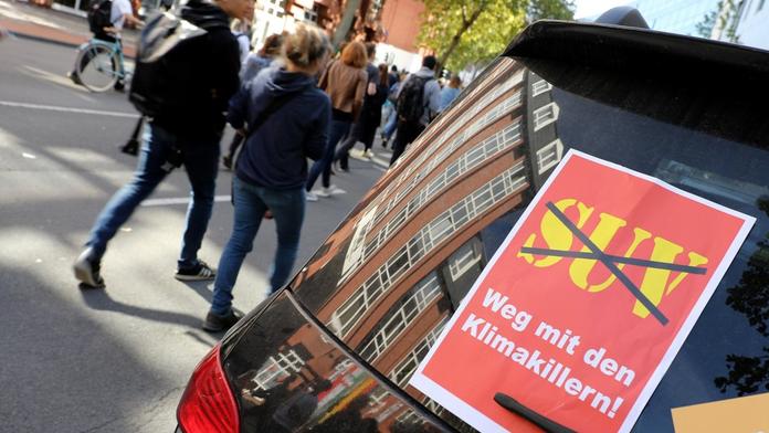 Aktivisté chtějí dostat velká auta z center měst. Vytahují zvláštní zbraně