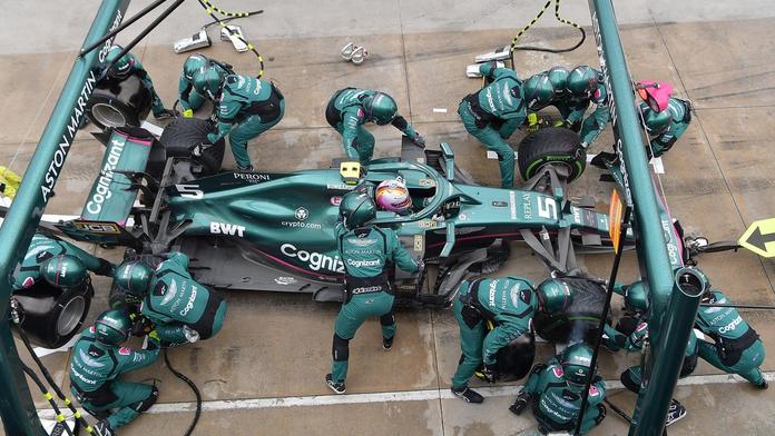Proč tady nikdo není? Zmatený pilot Vettel zajel do jiného boxu