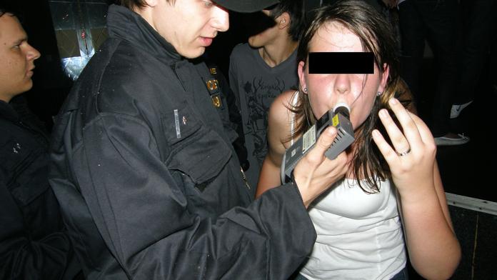 Žena se válela v Brně na ulici. Policistovi nabídla sex a pokousala ho