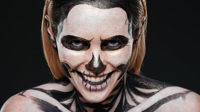 Žena si pořídila na Halloween děsivé tetování na obličej. Pak nešlo dolů