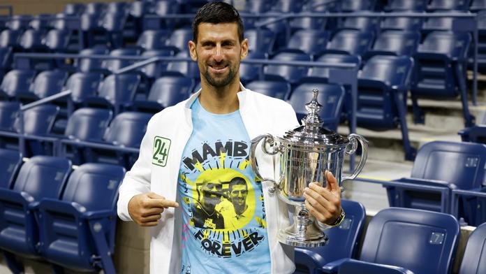 Djokovič po triumfu uctil Bryanta. Oblékl si triko s jejich společnou fotkou