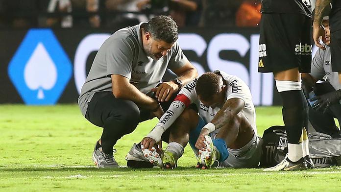 Jubilejní zápas se proměnil v noční můru. Neymar se zase zranil, stihl jen 32 minut