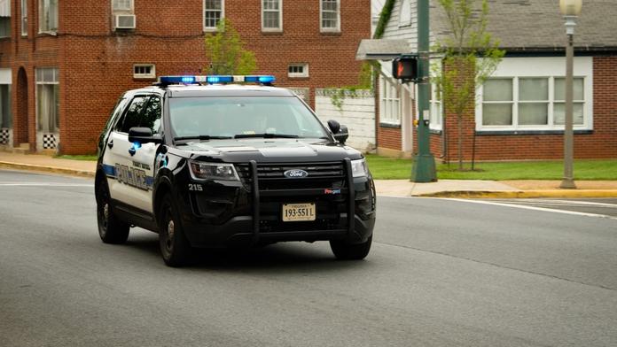 Ford pod tlakem. Zaměstnanci bouří: Neprodávejte auta násilnické policii!