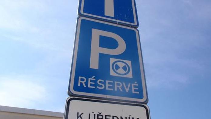Řidič vyzrál na placené parkování. Dokáže ho přelstít od svého stolu
