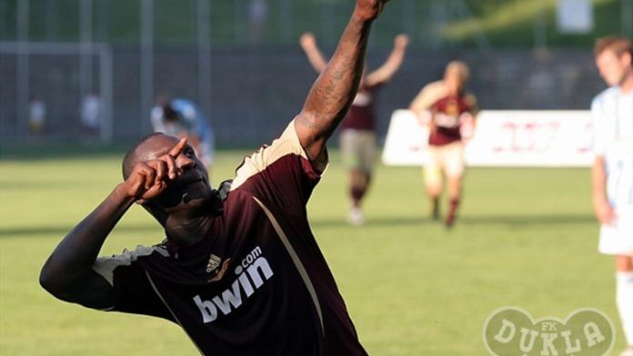 Slavia může na útočníka Chigoua zapomenout, Jablonec už jej nechce