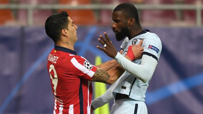 Uličník Suárez! Místo kousání zvolil štípání. Soupeř mu dal málem pěstí
