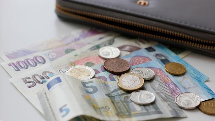 Žena našla peněženku plnou peněz. Její rychlá reakce vzbudila u strážníků obdiv