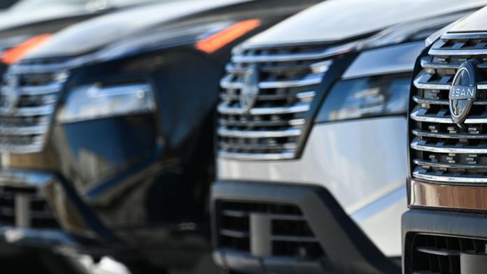 Pokus o záchranu Nissanu: Skončit musí sedm továren a až 20 tisíc zaměstnanců