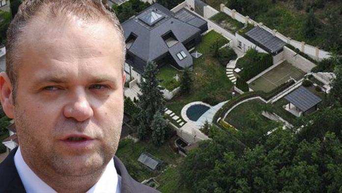 Na Krejčířovu vilu za 400 milionů si brousí zuby stát i manželka