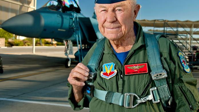 Zemřel elitní pilot Chuck Yeager. Jako první překonal rychlost zvuku