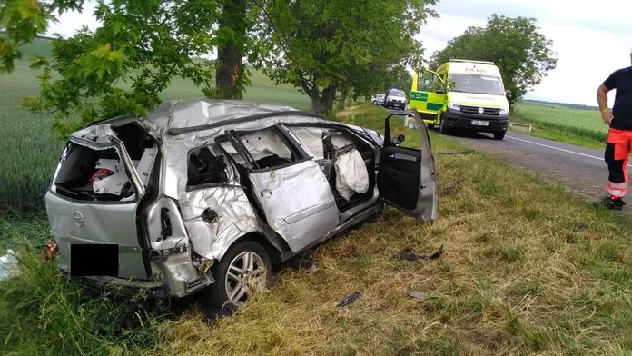 Řidič na Vysočině vyletěl se svým autem ze silnice. Na místě zemřel