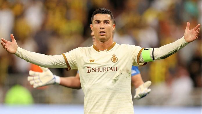 Ronaldo po prohře rozkopal flašku. Fanoušci pak skandovali jméno Messiho