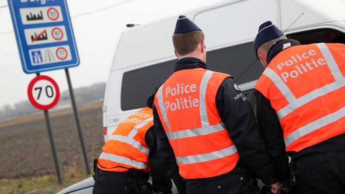 Dodávka hodinu ujížděla před policisty, zemřelo dvouleté batole!