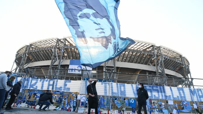 Neapol uctí Maradonovu památku, pojmenuje po něm svůj stadion