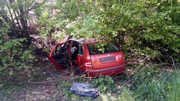 V Děčíně se srazil vlak s autem. Provoz na železnici několik hodin stál