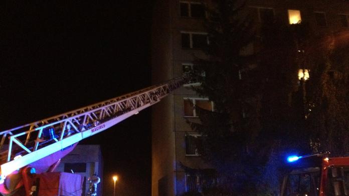 Na Jižním městě v Praze začal hořet byt! K místu se sjely dvě jednotky hasičů