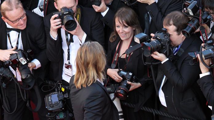 Paparazzi nachytal Brada Pitta s cizí ženou, teď ho našli s prostřelenou hlavou