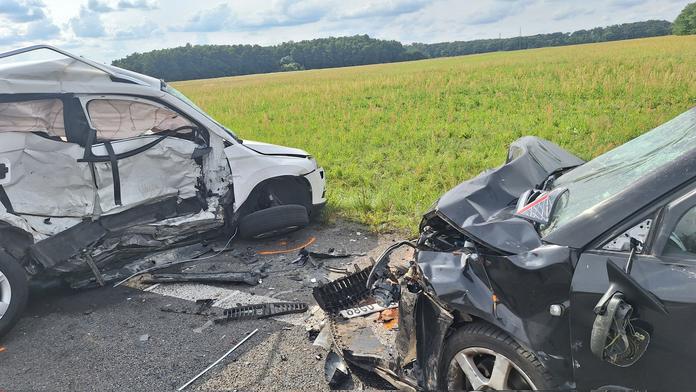 Hromadná nehoda na Hodonínsku. Jeden mrtvý, tři lidé skončili v nemocnici