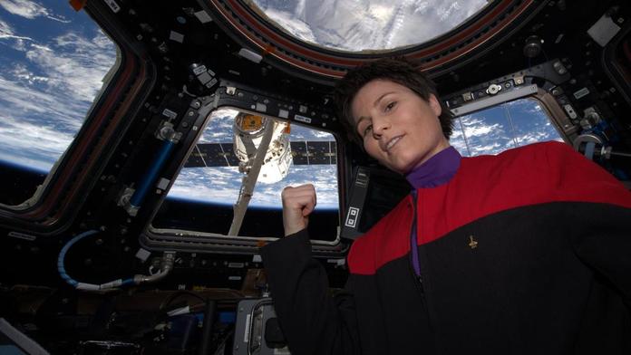 Štíty na plný výkon! Astronautka baví svět nápaditou selfie
