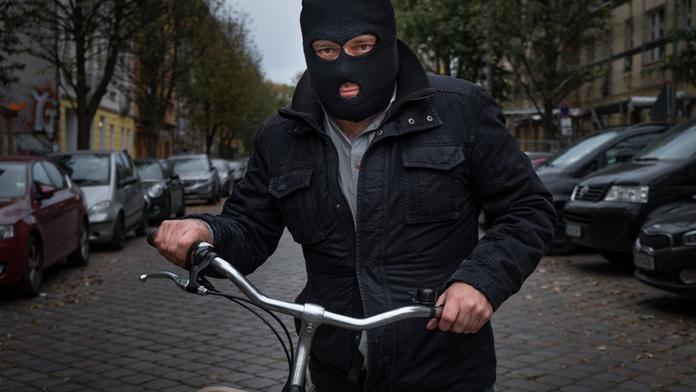Zloděj ujel na kole, muž ho honil po městě. Vše se vážně zvrtlo!