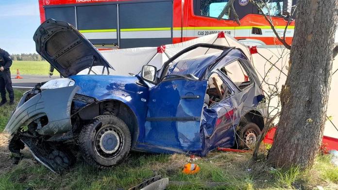 Na Děčínsku se srazila dvě auta, jeden z řidičů zemřel. K nehodě letěl i vrtulník