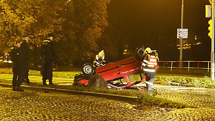 Felicia podklouzla, přerazila semafor a převrátila se na střechu