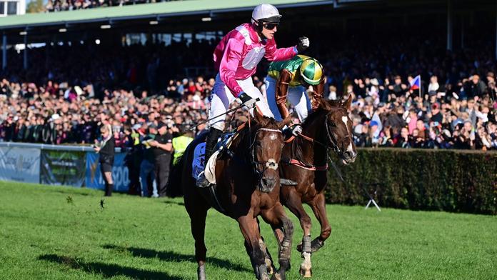 Dramatický finiš na Velké pardubické. Slavný závod těsně vyhrál Mr Spex