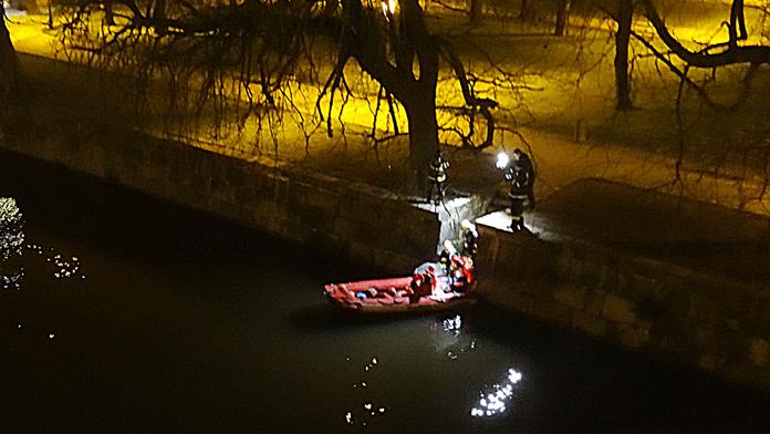 Muž spadl u Národního divadla do Vltavy. Už se nevynořil
