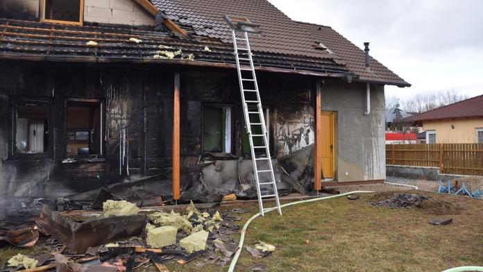 Čtyři dny starý popel vzplál! Rodině vyhořel dům za miliony