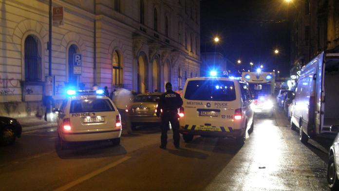 Řidič octavie smetl v centru Prahy pár opilých bezdomovců
