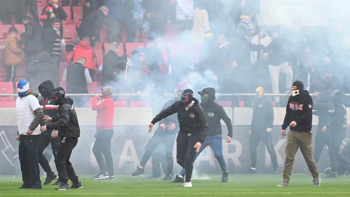 Týmy za nedohrané slovenské derby zaplatí tučnou pokutu, pykat budou i fanoušci