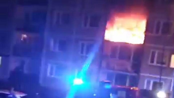 Oheň vyhnal obyvatele z děčínského paneláku, vyhořel jeden z bytů