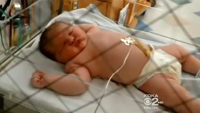 V USA se narodilo obrovské miminko. Váží 6 kilo a měří 63 cm!