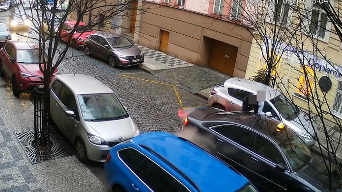 Muž brutálně zbil ženu, poté ji donutil vlézt do taxíku. Policie hledá svědky