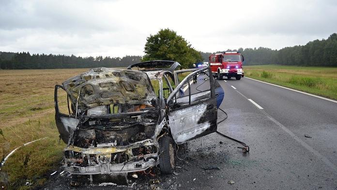 Tři lidé u Pelhřimova zemřeli po srážce s kamionem