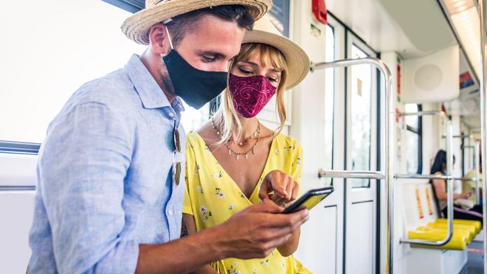 Překvapivý závěr studie. S rouškami jsme atraktivnější pro opačné pohlaví