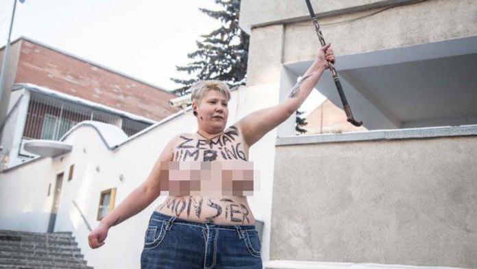 Na Zemana opět útočila aktivistka! Prsa jí zdobil urážlivý vzkaz