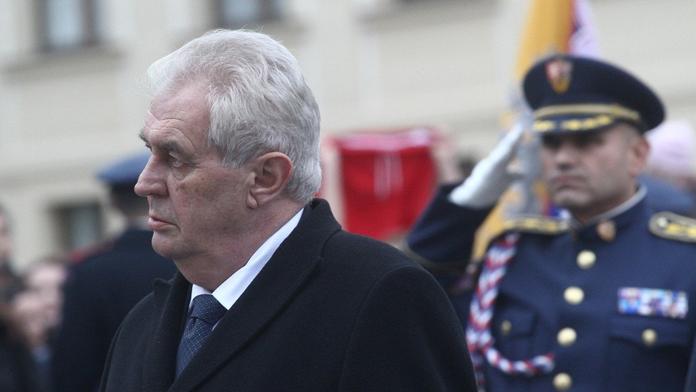 Do Prahy se sjeli prezidenti V4. Zeman je přivítal na zámku v Lánech