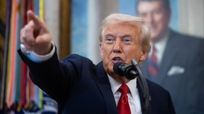 Trump si brousí zuby na další území. Varování poslal hned několika zemím