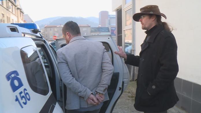 Strážník měl pěstí mlátit opilce na nádraží. Teď se zpovídá u soudu