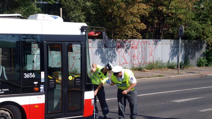 Pirát vybrzdil v Brně autobus. V něm se těžce zranila stařenka